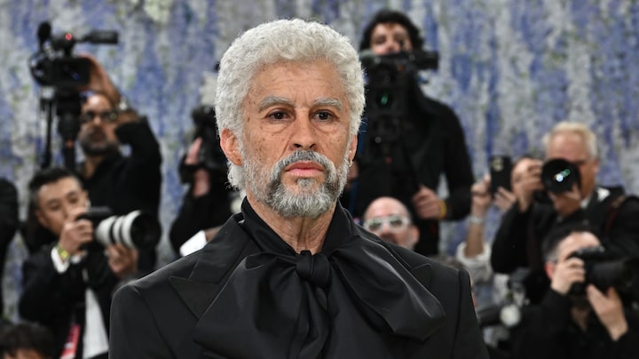 Bad Bunny onherkenbaar op Met Gala: rapper gaat viraal met bizarre oude man-look