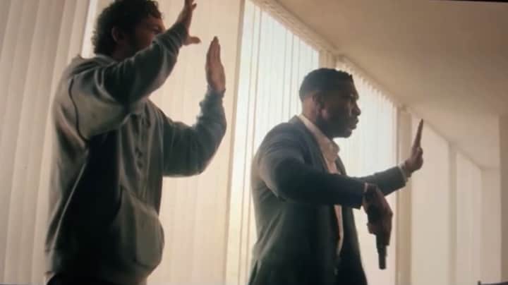 In beeld: Marvel-acteur valt uit raam tijdens filmopnames