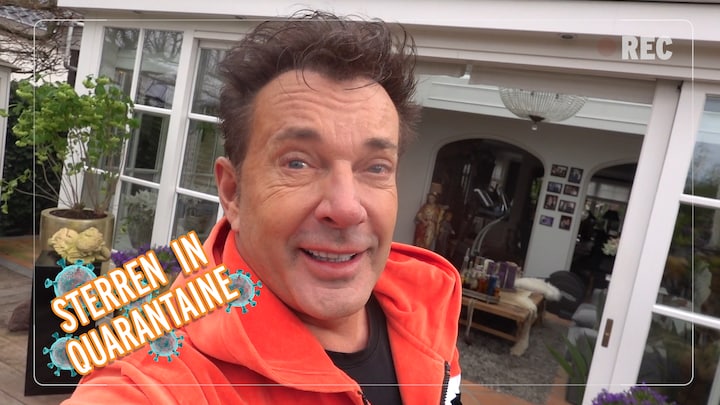 Sterren in Quarantaine: Gerard Joling ontsmet, sport en maakt het gezellig