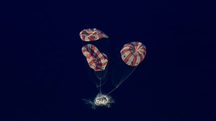 Zo zag de 'splashdown' van maanmissie Artemis II eruit