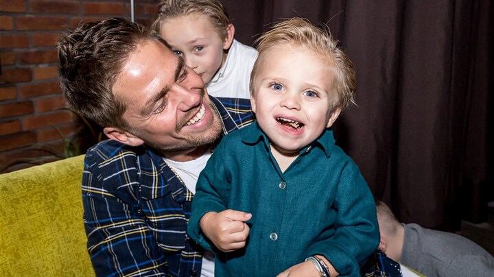 André Hazes weer herenigd met zoon én Monique tijdens feestje