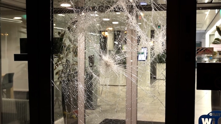 Ruiten ingegooid bij gemeentehuis Loosdrecht na onrustig week