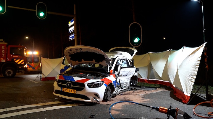 In beeld: zwaargewonden bij ongeluk met politieauto in Zaltbommel