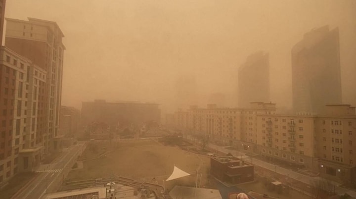 Lucht Peking kleurt geel door zwaarste zandstorm in tien jaar