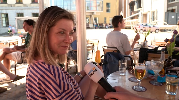 Terrasgangers genieten van zomers weer: 'Het is nooit te heet'
