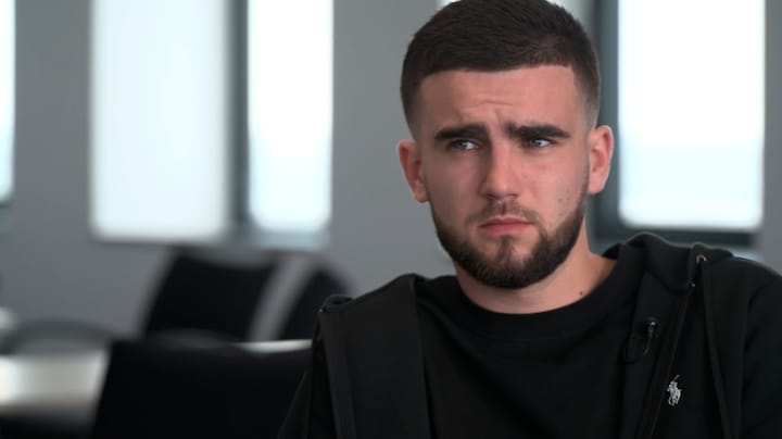 Vanuit de cel voor de klas: Simeon (21) waarschuwt leeftijdsgenoten tegen criminaliteit