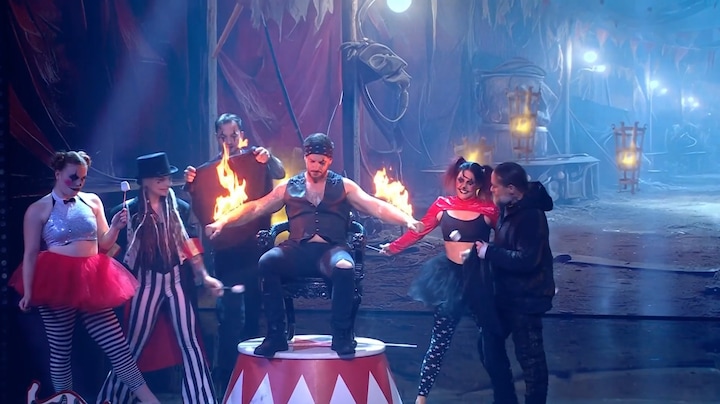 Pyrogen roostert marshmallows op brandende armen in Got Talent