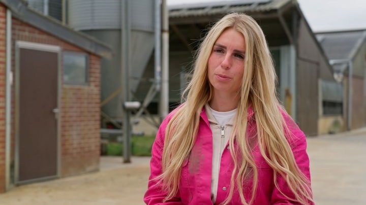 Lesley legt 'pikante' foto’s uit aan boer in Hakken over de Sloot: 'Hij krijgt een hartaanval'