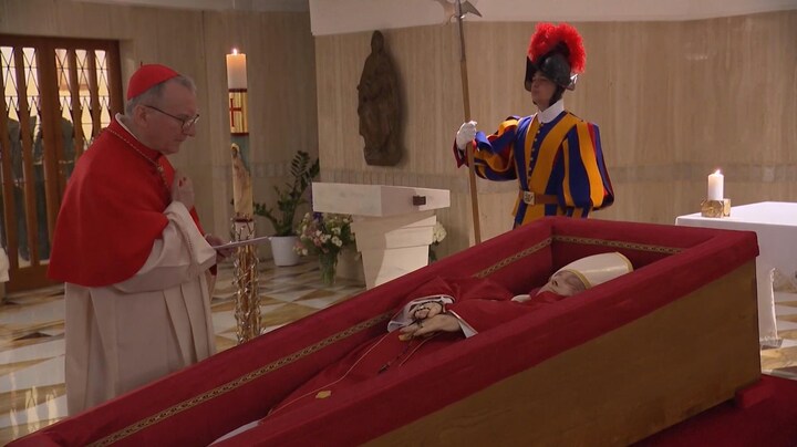 Lichaam van de paus ligt in open kist in Vaticaanstad