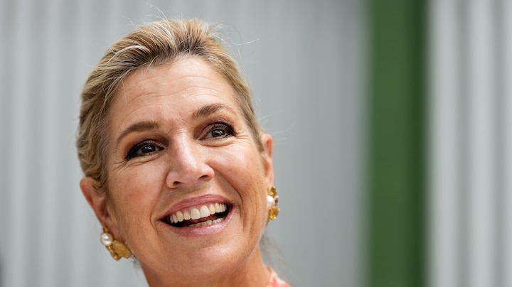 Koningin Máxima duikt in vissersleven tijdens bezoek aan Urk
