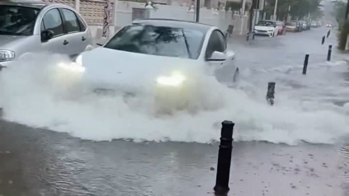 Straten overstroomd en auto's weggespoeld na noodweer in Valencia