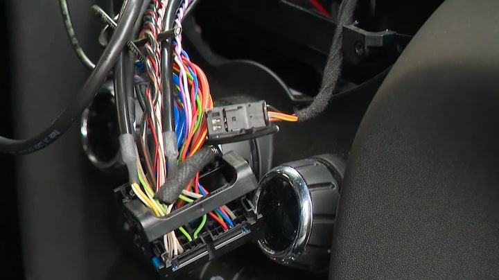 Is geen Mini meer veilig? Meerdere gestripte auto's in Zuid-Holland