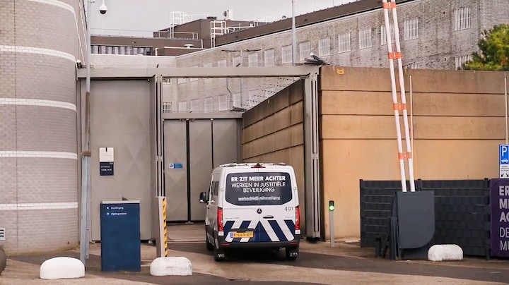 Gedetineerde naar ziekenhuis: op deze momenten gaan handboeien af