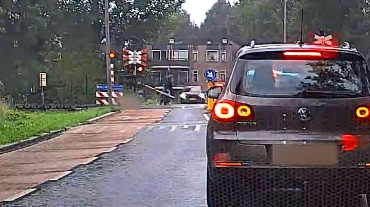 Fatbike rijdt door slagboom Alkmaar