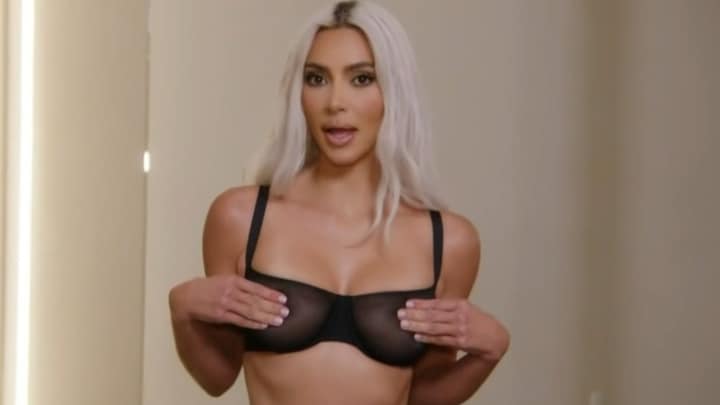 Kim Kardashian gaat internet over met bh met 'ingebouwde' tepels: 'Aarde  warmt op, zo zie je dat niet', Foto