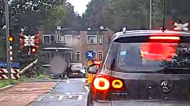 Fatbike rijdt door slagboom Alkmaar