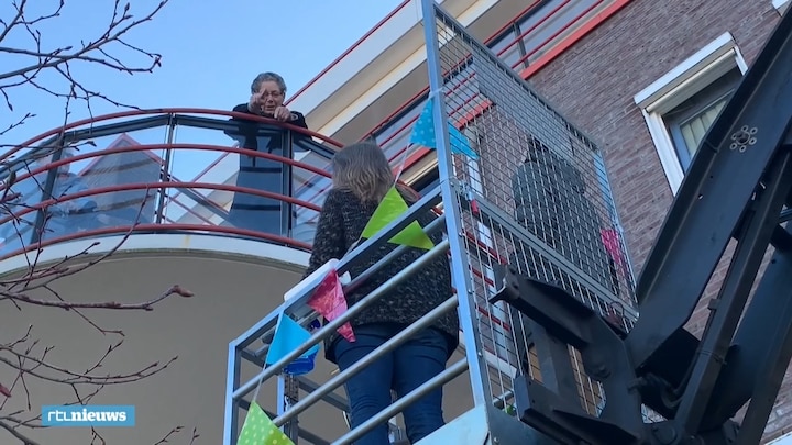 Quarantaine-oma Cor krijgt kleinkinderbezoek via hoogwerker