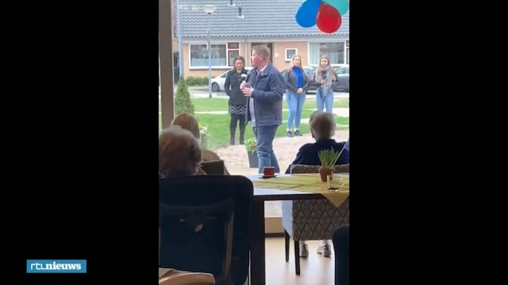 Bewoners verpleeghuis verrast met optreden Egbert Dijkhuis