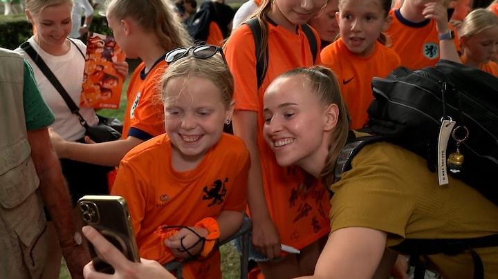 Fans zwaaien Oranje Leeuwinnen uit voor EK: 'Hoop dat ze ver komen'