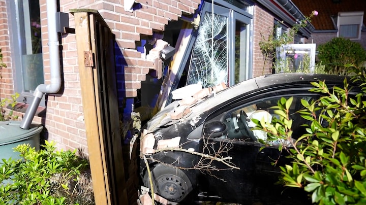 Auto ramt woning in Doesburg, veel schade