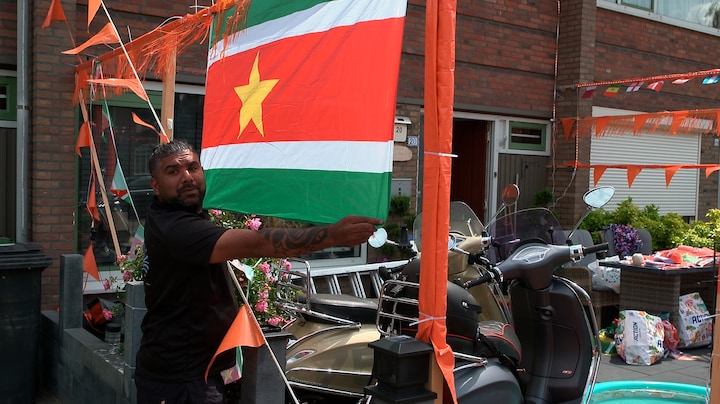 Deze WK-straat kleurt niet alleen oranje: 'Alle landen welkom'