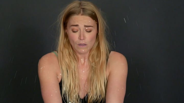 Geraldine Kemper besproeid met melk in Het Perfecte Plaatje: 'Haren zijn er stijf van'