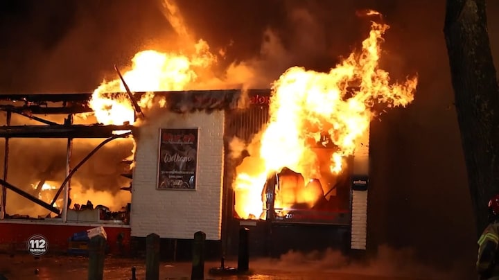 112 Vandaag: Vuur slaat snel om zich heen in Emmeloord: drie winkels volledig afgebrand