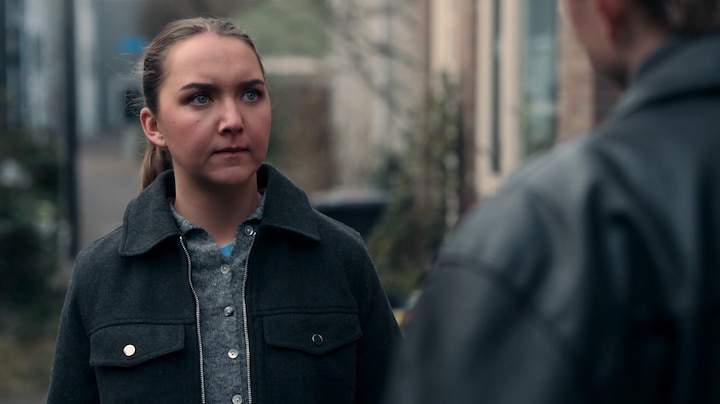 GTST: Demi komt haar dealer tegen