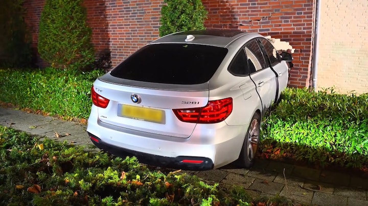 In 112 Vandaag: garagemuur moet eraan geloven wanneer een auto van de weg raakt in Heeze 