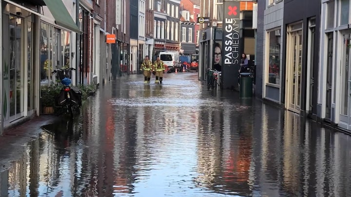 Winkelstraat Schiedam onder water gelopen door kapotte leiding
