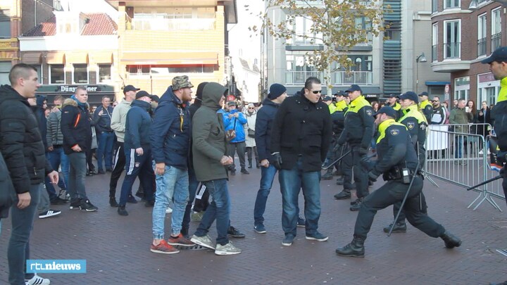 De Politie Houdt Met Wapenstok Voor En Tegenstanders Zwarte Piet Uit Elkaar Rtl Nieuws