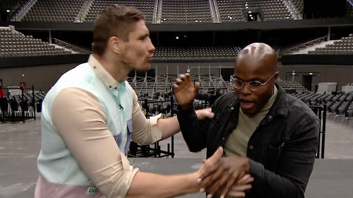 Jandino wijst kus van Rico Verhoeven af: ‘Je bent niet mijn type’