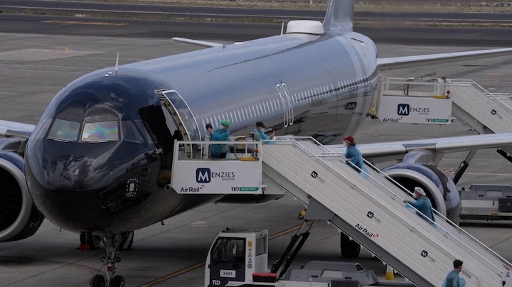 Uitzwaaien en foto's maken, Nederlandse passagiers verlaten MV Hondius