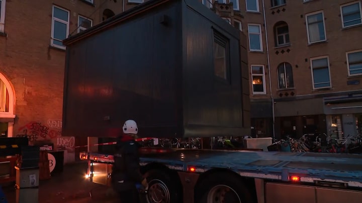 Emotionele dag in Amsterdam: afgebrande bloemenkiosk krijgt opvolger