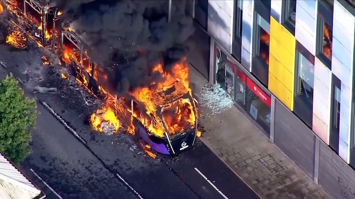 Bus in brand gestoken bij rellen in Belfast