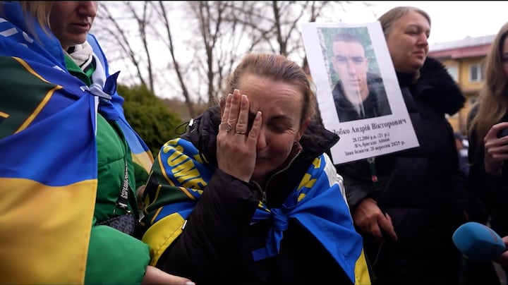 Rusland en Oekraïne ruilen krijgsgevangenen uit: 'We hebben 190 dagen op hem gewacht'