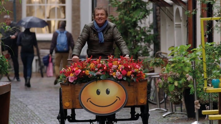 Robert ten Brink deelt glimlachjes uit aan mensen op straat