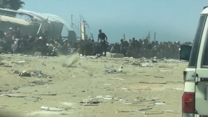 Video toont wanhoop hongerige Gazanen: bestormen hulpkonvooi ondanks geweerschoten