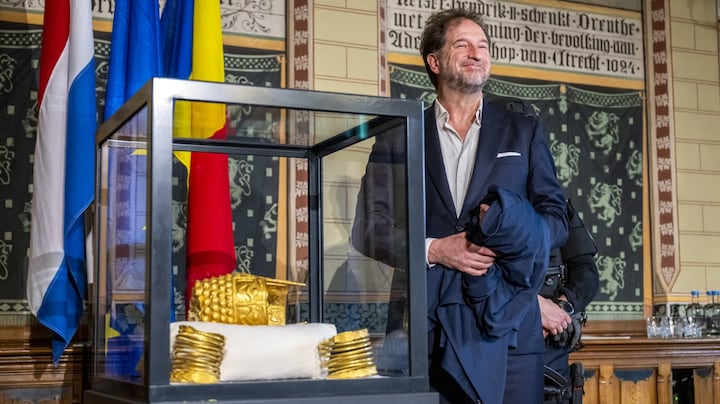 Zo werd de teruggegeven gouden helm onthuld