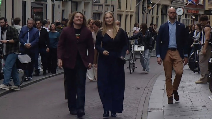 Prinses Amalia kan stop bij FEBO niet weerstaan tijdens werkbezoek aan de Zeedijk