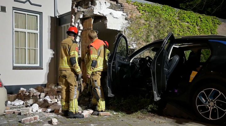 Auto knalt woning binnen in Breda, huis deels ingestort