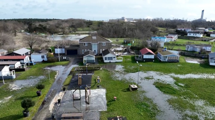 Fiets- en wandelpaden staan blank door waterstoring Wijk aan Zee