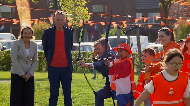 Koning Willem-Alexander laat zich van zijn sportieve kant zien tijdens boogschieten