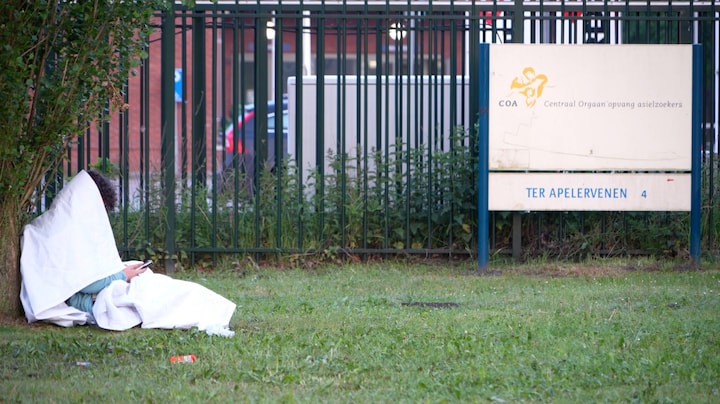 In beeld: enkele asielzoekers slapen toch buiten bij aanmeldcentrum Ter Apel