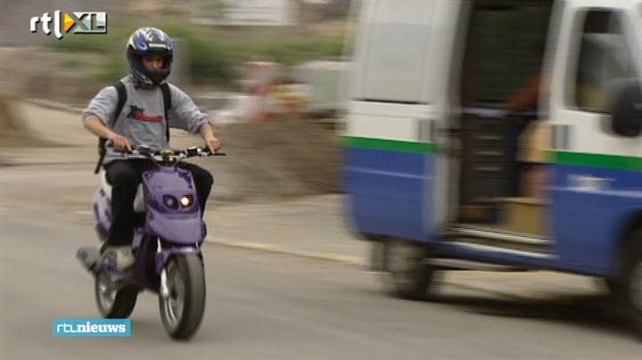 Vanaf 14 jaar al op de scooter? | RTL Nieuws