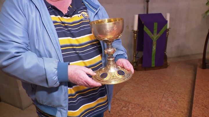 Godsschennis in Velden: Dieven sluiten zich op en stelen 100 jaar oude Ciborium