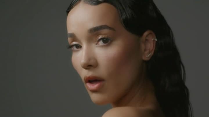 Bibi Breijman rekent af met online haters met liedje