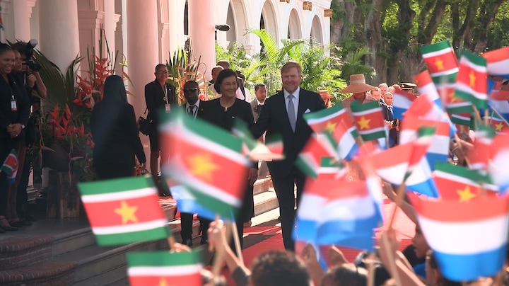 Speeches, een kranslegging en staatsbanket: dit doet de koning in Suriname