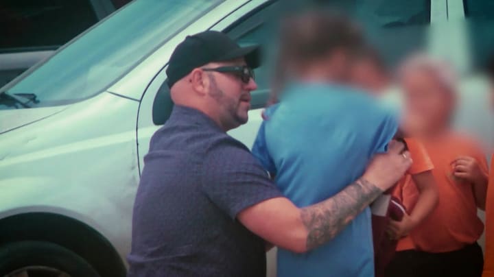 Dennis sluit ontvoerde kinderen weer in de armen: 'Ik hou van jullie'