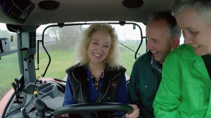 Karina en Dorien kruipen bij boer Jan op schoot in Boer zoekt vrouw